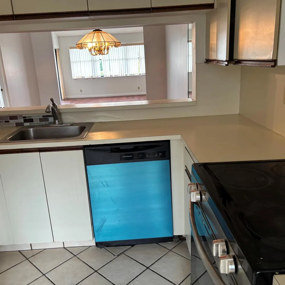 7641 Tahiti Lane #205 Lake Worth, FL 33467