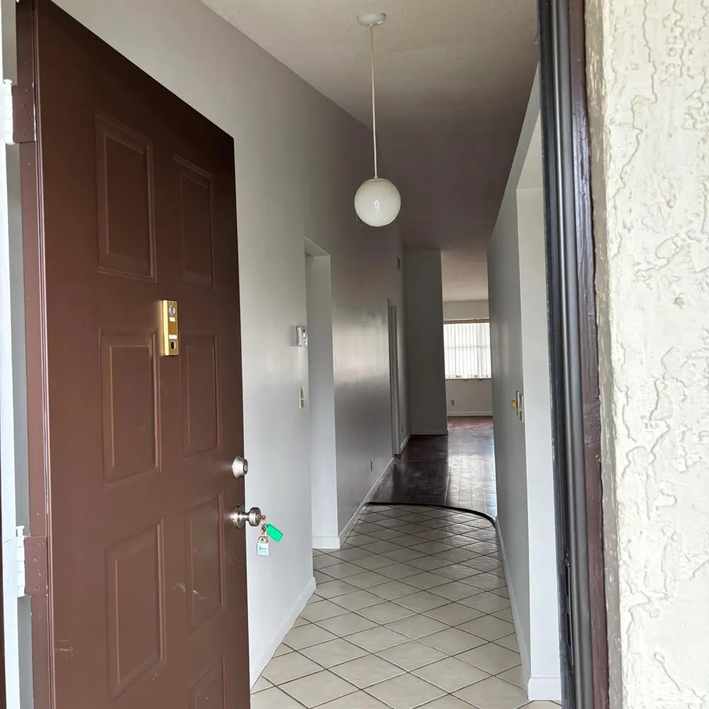 7641 Tahiti Lane #205 Lake Worth, FL 33467