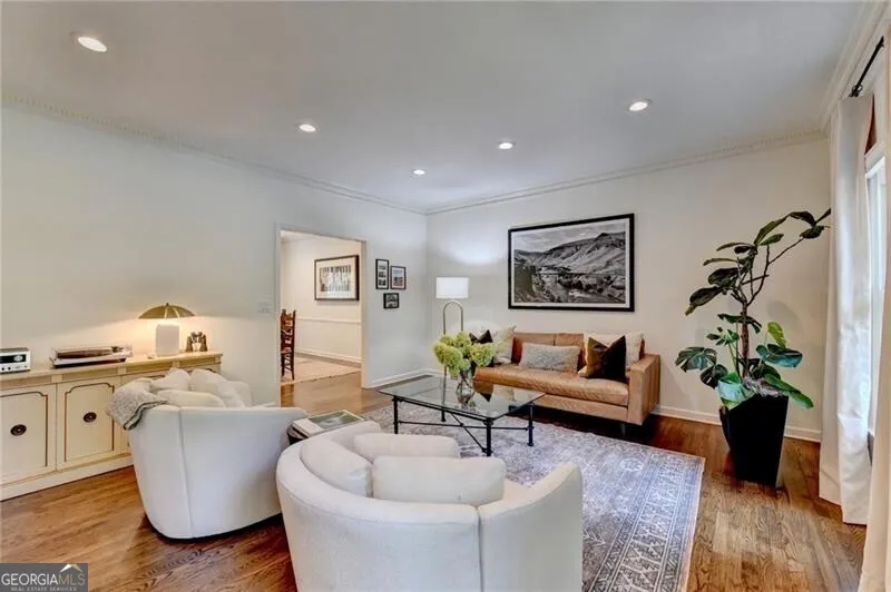 585 Cambridge WAY Sandy Springs, GA 30328