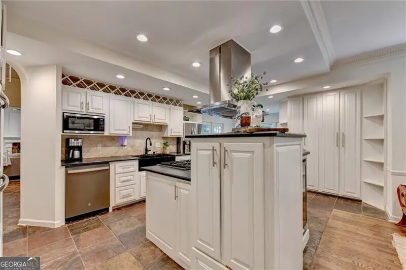 585 Cambridge WAY Sandy Springs, GA 30328