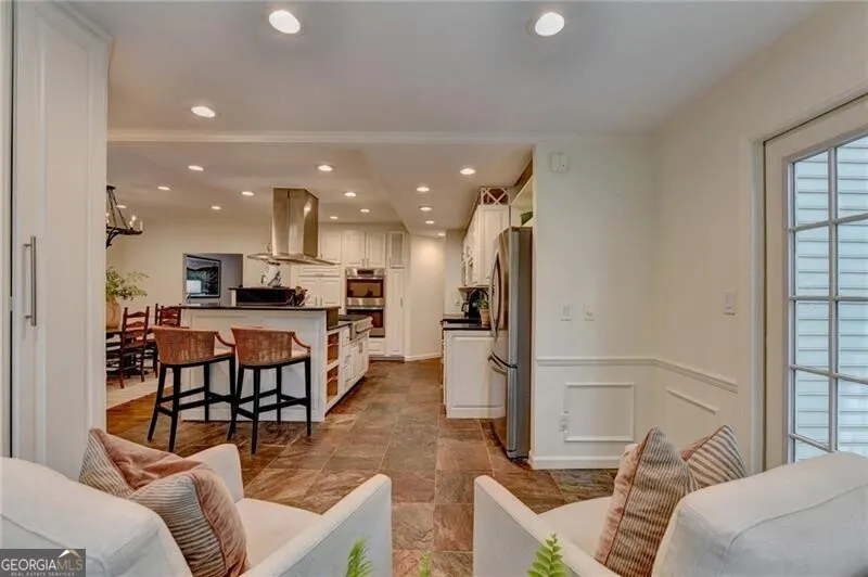 585 Cambridge WAY Sandy Springs, GA 30328