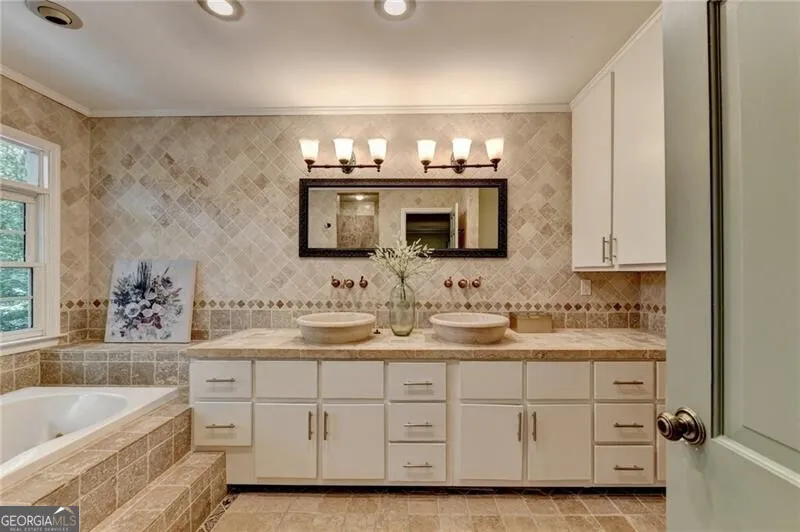 585 Cambridge WAY Sandy Springs, GA 30328
