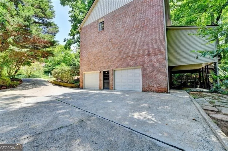 585 Cambridge WAY Sandy Springs, GA 30328