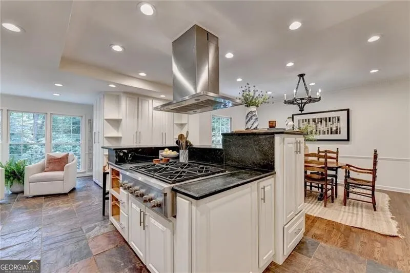 585 Cambridge WAY Sandy Springs, GA 30328