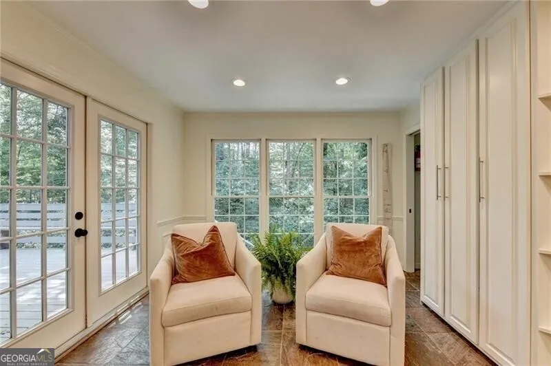 585 Cambridge WAY Sandy Springs, GA 30328