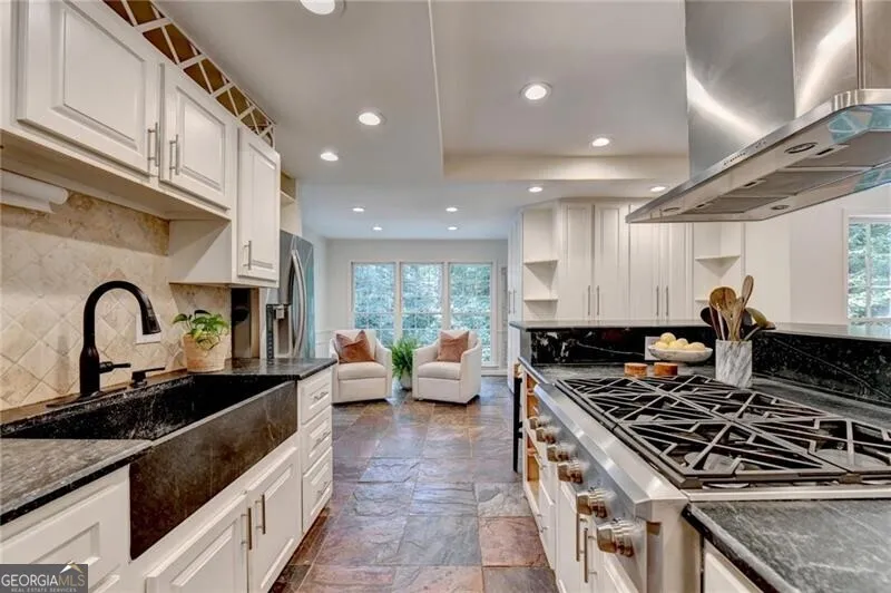585 Cambridge WAY Sandy Springs, GA 30328