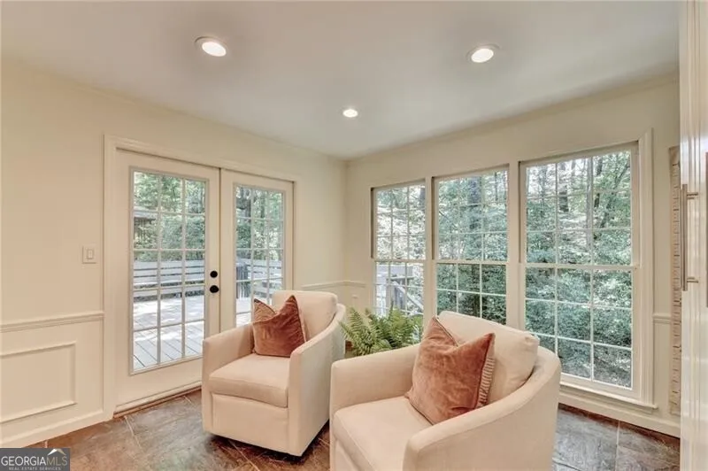 585 Cambridge WAY Sandy Springs, GA 30328