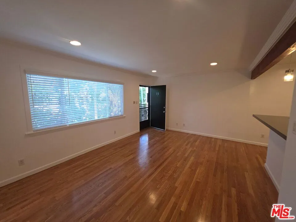 305 Broadway Street #11 Los Angeles, CA 90291