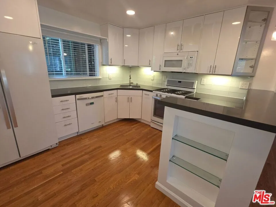 305 Broadway Street #11 Los Angeles, CA 90291