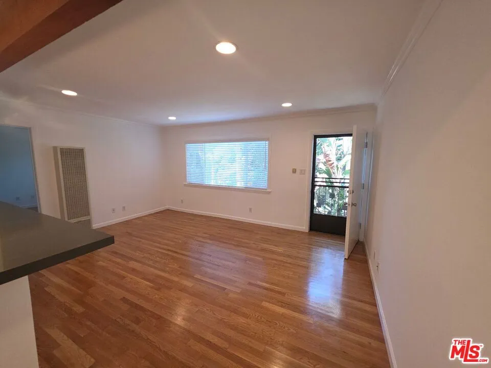 305 Broadway Street #11 Los Angeles, CA 90291
