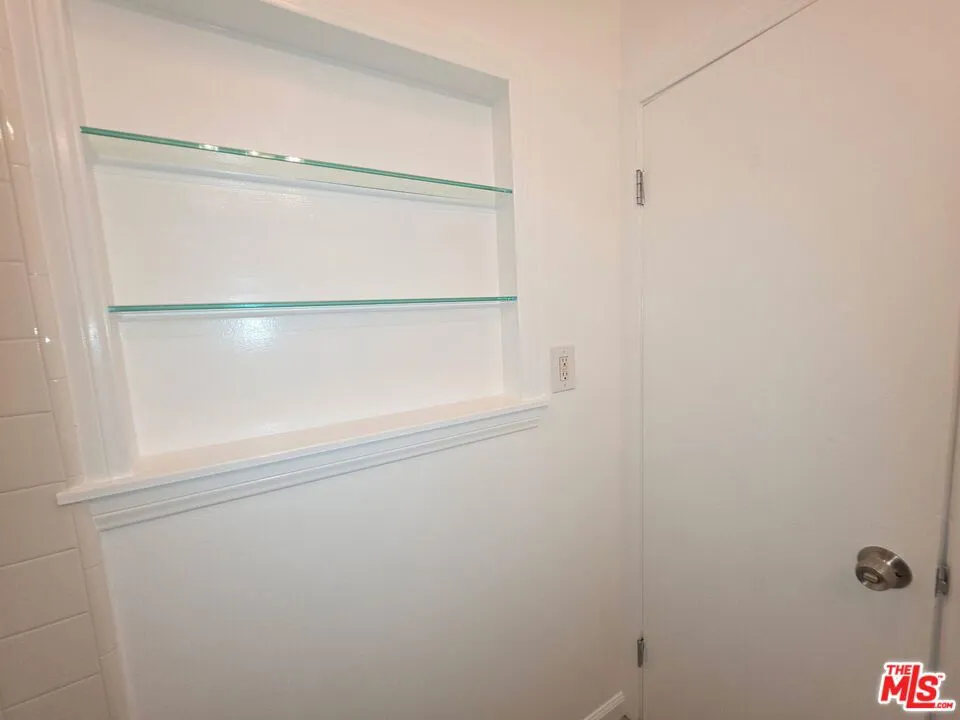 305 Broadway Street #11 Los Angeles, CA 90291