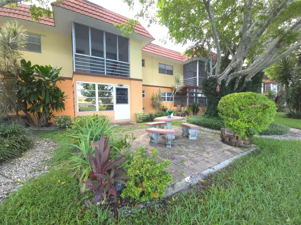 105 OXFORD 100 West Palm Beach, FL 33417