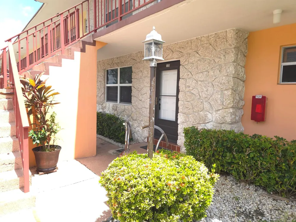 105 OXFORD 100 West Palm Beach, FL 33417