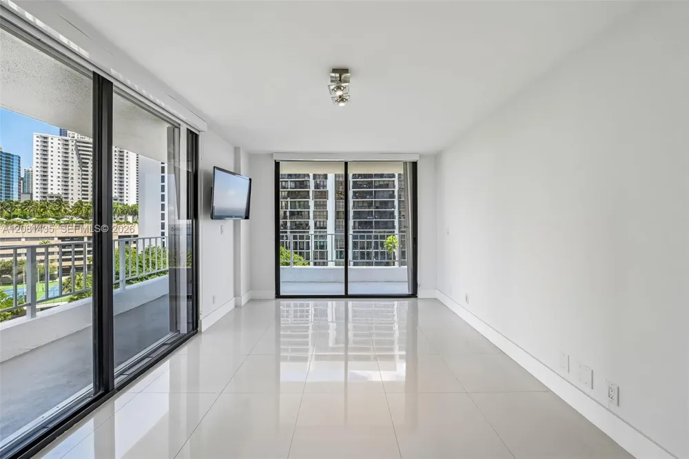 200 SE 15th Rd #9I Miami, FL 33129