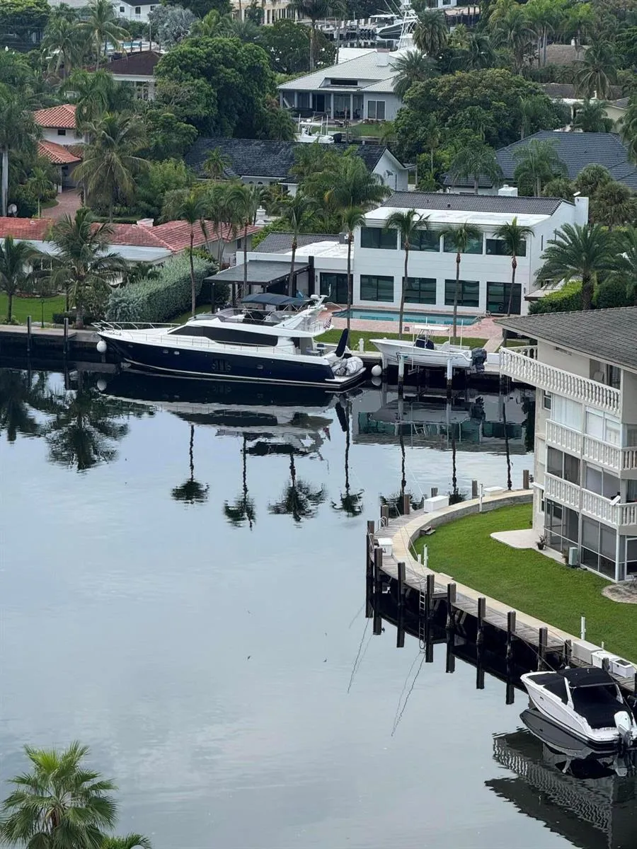 437 Golden Isles Drive #14 j Hallandale Beach, FL 33009