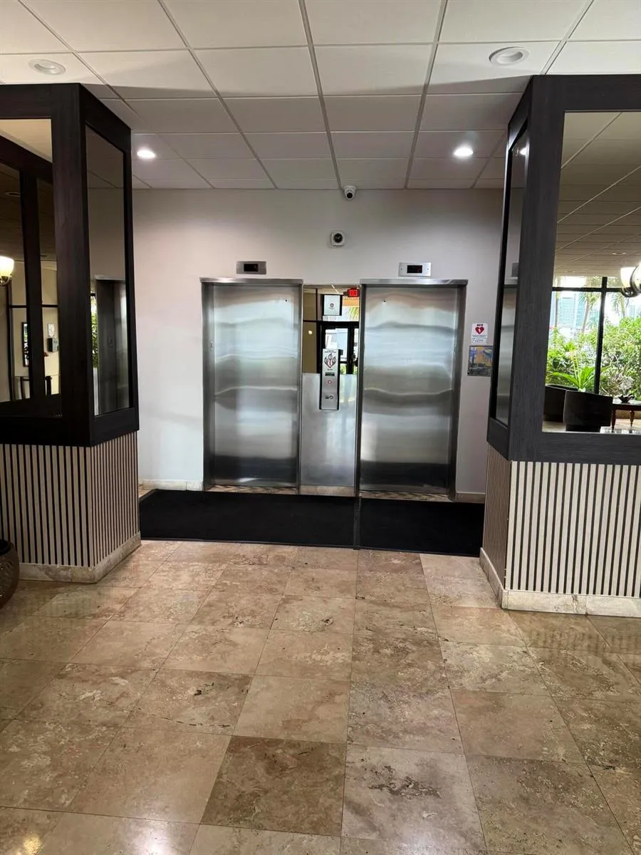 437 Golden Isles Drive #14 j Hallandale Beach, FL 33009