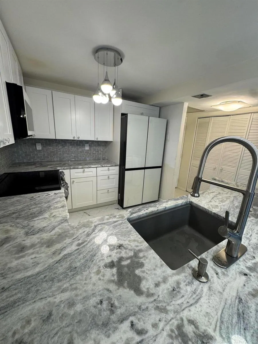 437 Golden Isles Drive #14 j Hallandale Beach, FL 33009
