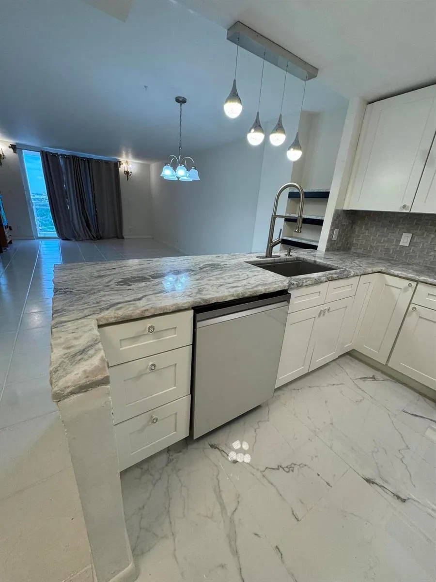 437 Golden Isles Drive #14 j Hallandale Beach, FL 33009