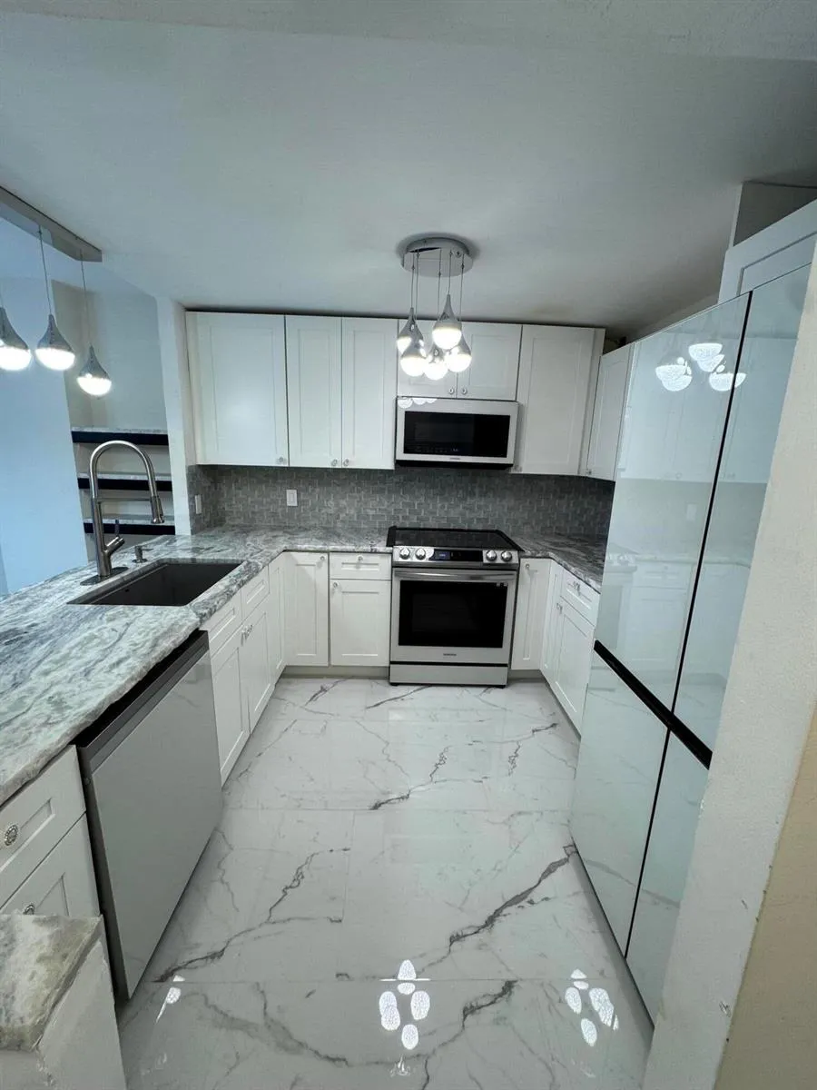 437 Golden Isles Drive #14 j Hallandale Beach, FL 33009