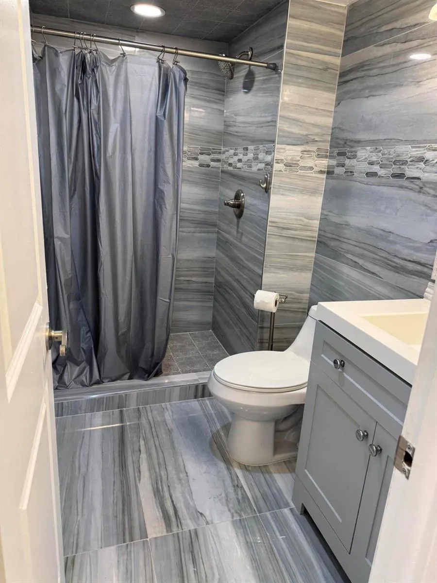 437 Golden Isles Drive #14 j Hallandale Beach, FL 33009