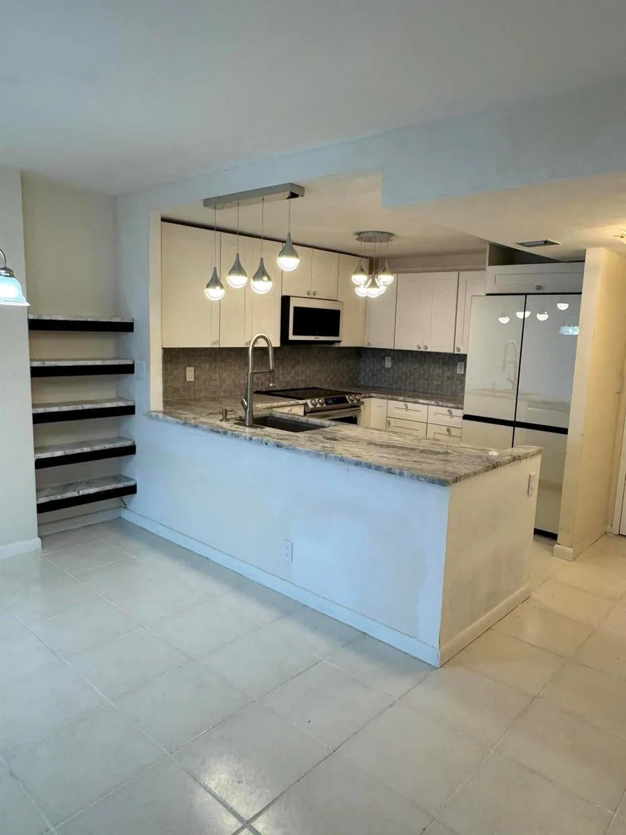 437 Golden Isles Drive #14 j Hallandale Beach, FL 33009