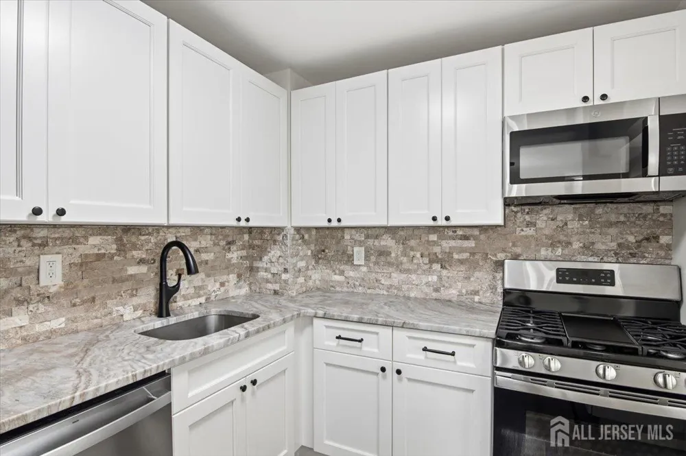 903 Cricket Lane Woodbridge Proper, NJ 07095