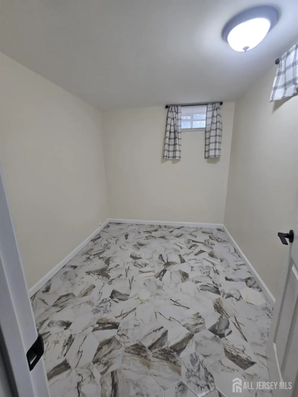 903 Cricket Lane Woodbridge Proper, NJ 07095