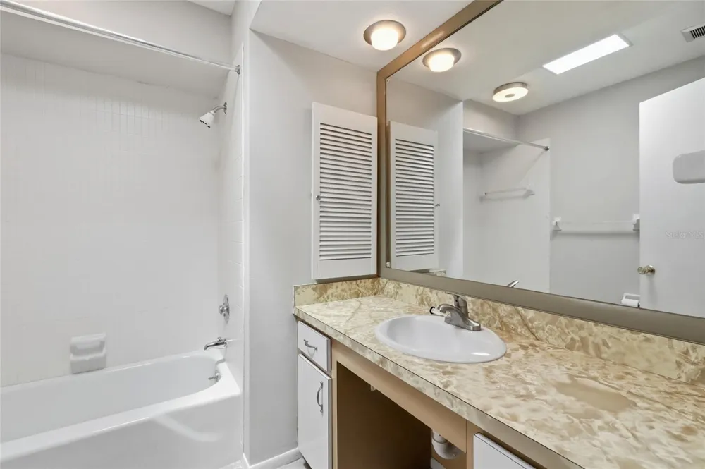 7206 10TH AVENUE W Bradenton, FL 34209