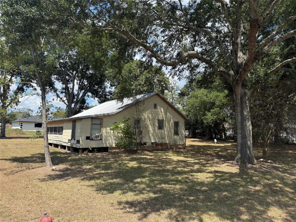 2410 Holly Street Waller, TX 77484