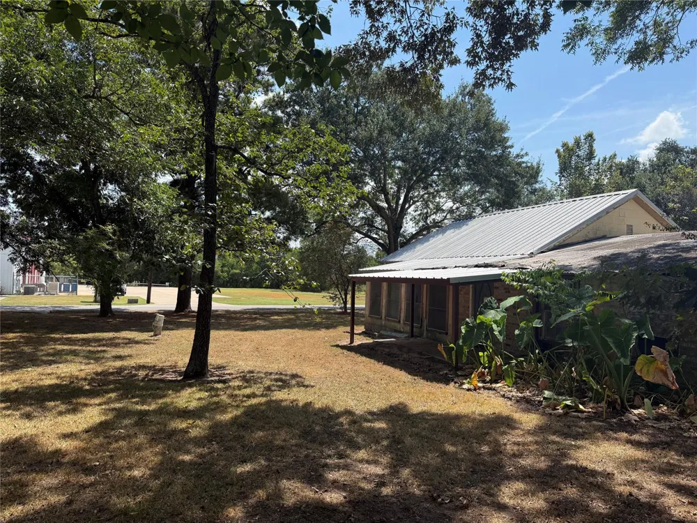 2410 Holly Street Waller, TX 77484