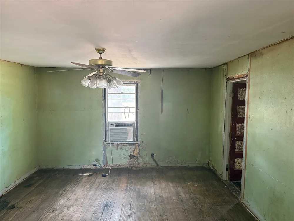 2410 Holly Street Waller, TX 77484