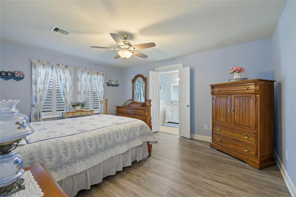 4045 Basswood Drive Dickinson, TX 77539