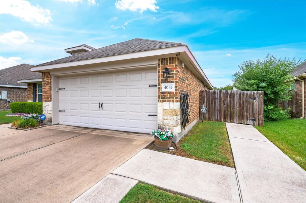 4045 Basswood Drive Dickinson, TX 77539
