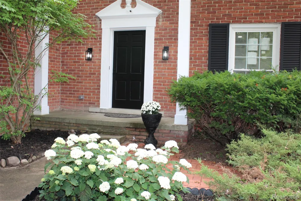 5620 Old Carriage Lane West Bloomfield Charter Township, MI 48322