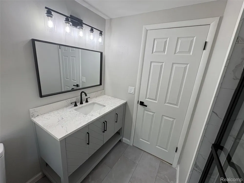 5620 Old Carriage Lane West Bloomfield Charter Township, MI 48322
