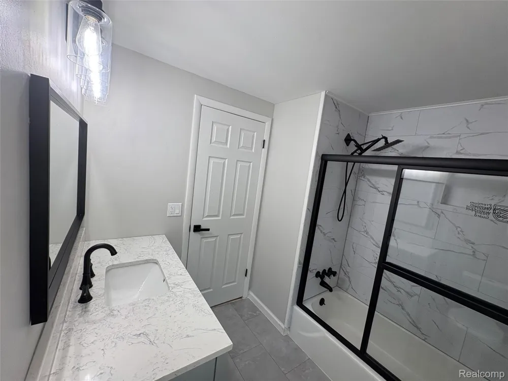 5620 Old Carriage Lane West Bloomfield Charter Township, MI 48322