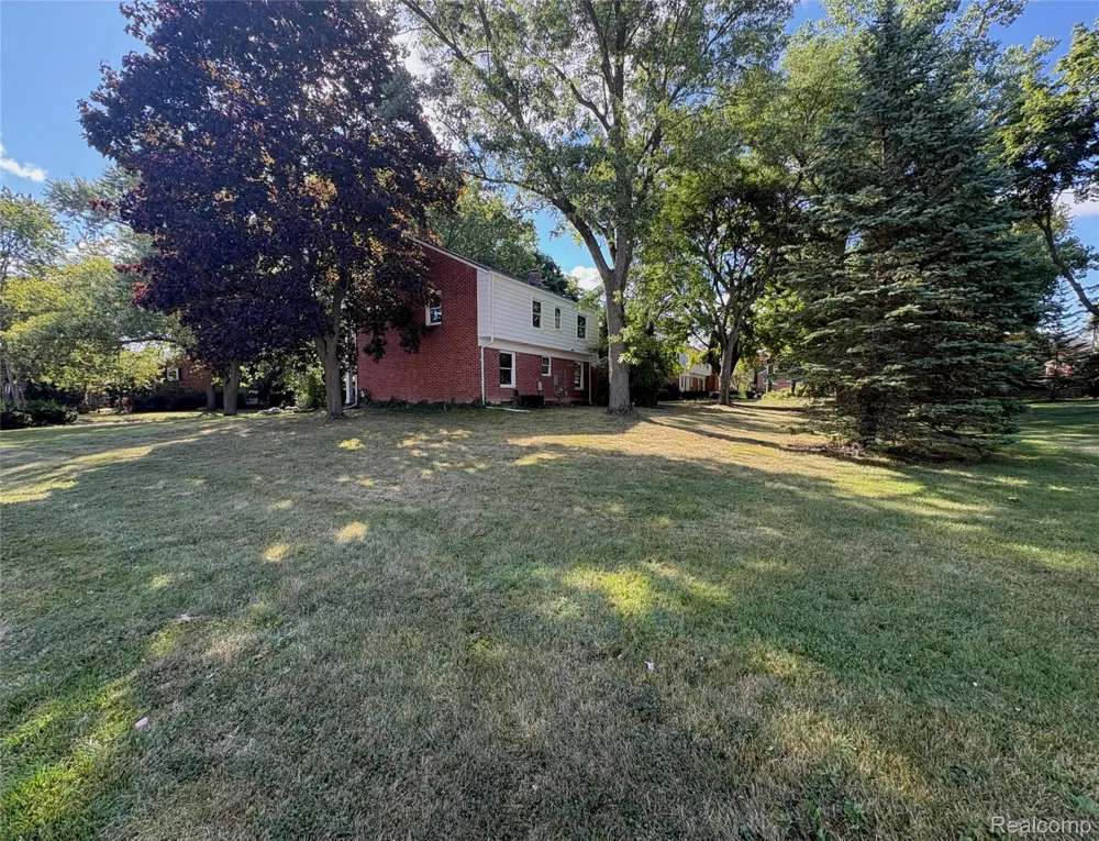 5620 Old Carriage Lane West Bloomfield Charter Township, MI 48322