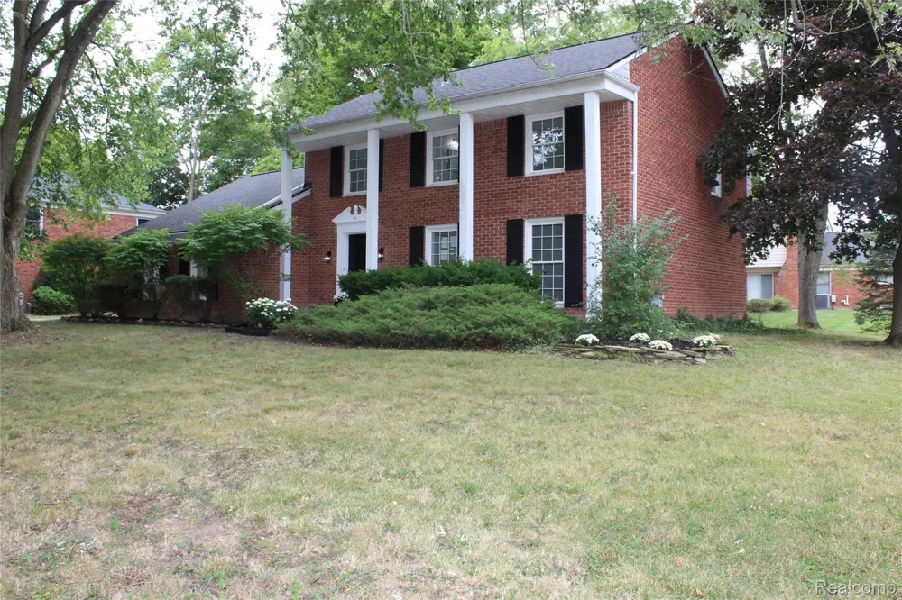 5620 Old Carriage Lane West Bloomfield Charter Township, MI 48322