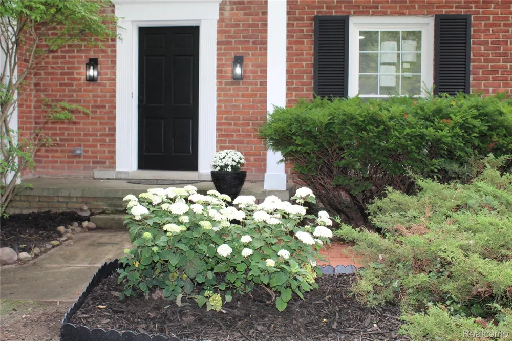 5620 Old Carriage Lane West Bloomfield Charter Township, MI 48322