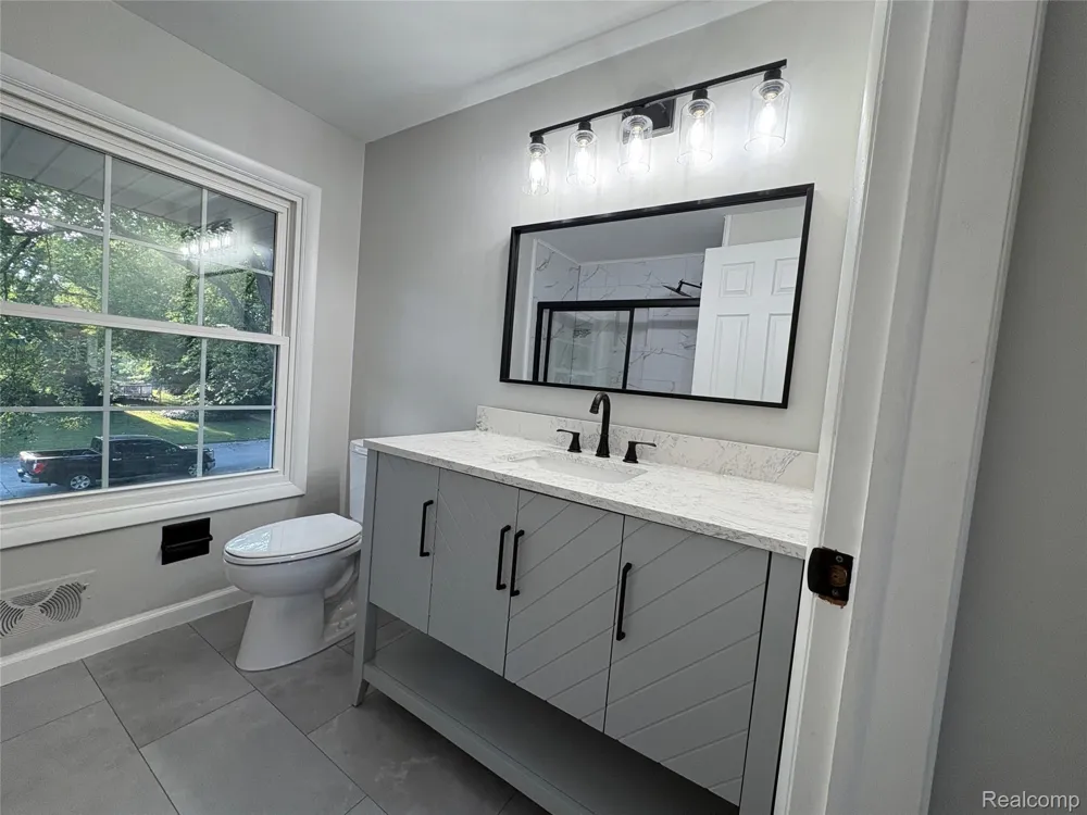 5620 Old Carriage Lane West Bloomfield Charter Township, MI 48322