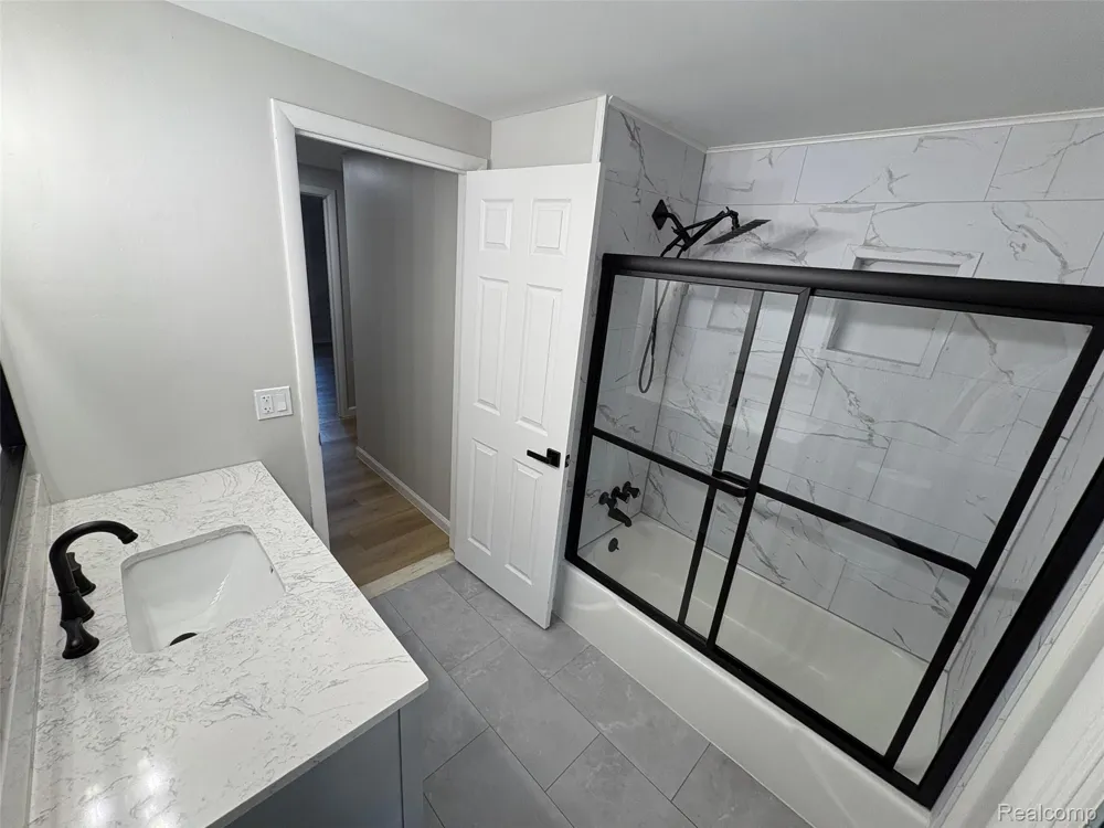 5620 Old Carriage Lane West Bloomfield Charter Township, MI 48322