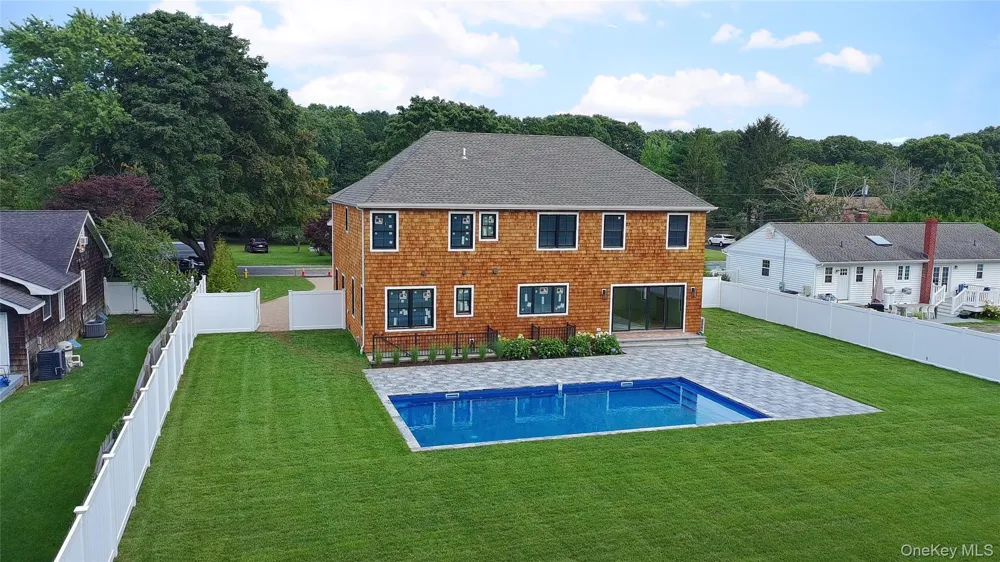 17 Nidzyn Avenue Remsenburg, NY 11960