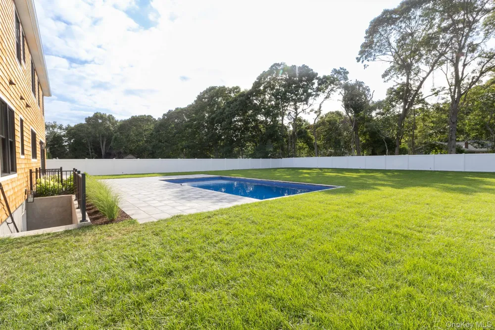 17 Nidzyn Avenue Remsenburg, NY 11960