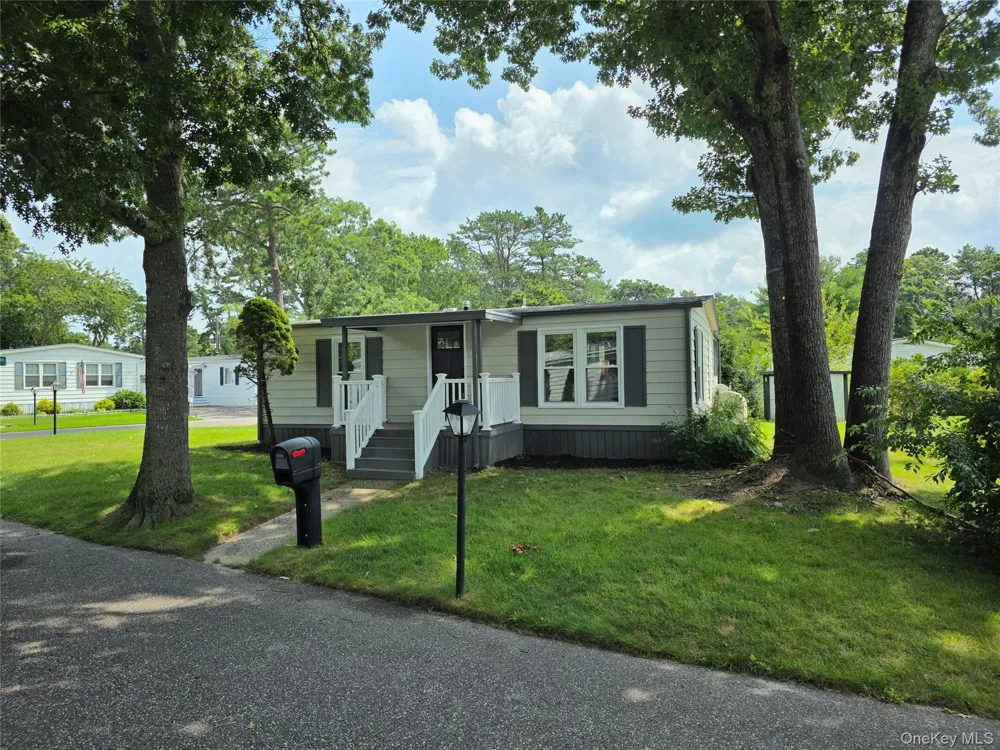 525 Riverleigh Avenue #221 Riverhead, NY 11901