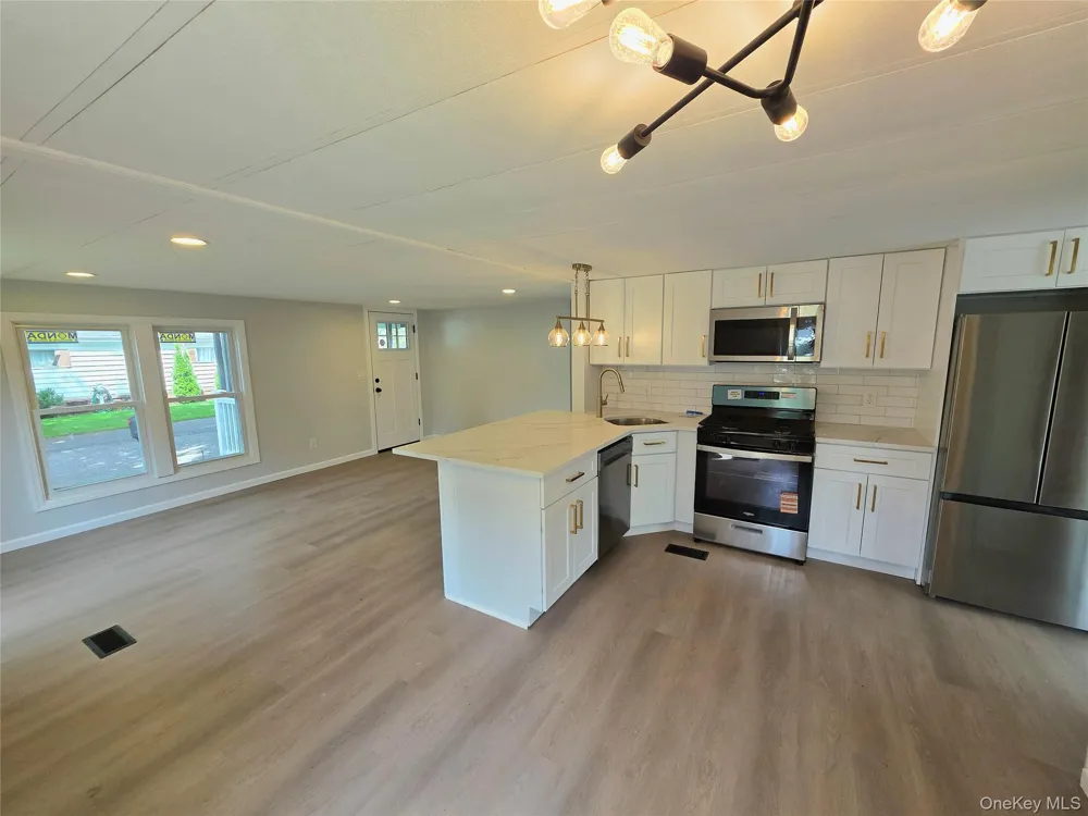 525 Riverleigh Avenue #221 Riverhead, NY 11901