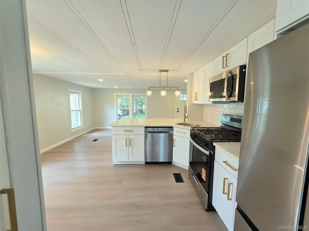 525 Riverleigh Avenue #221 Riverhead, NY 11901