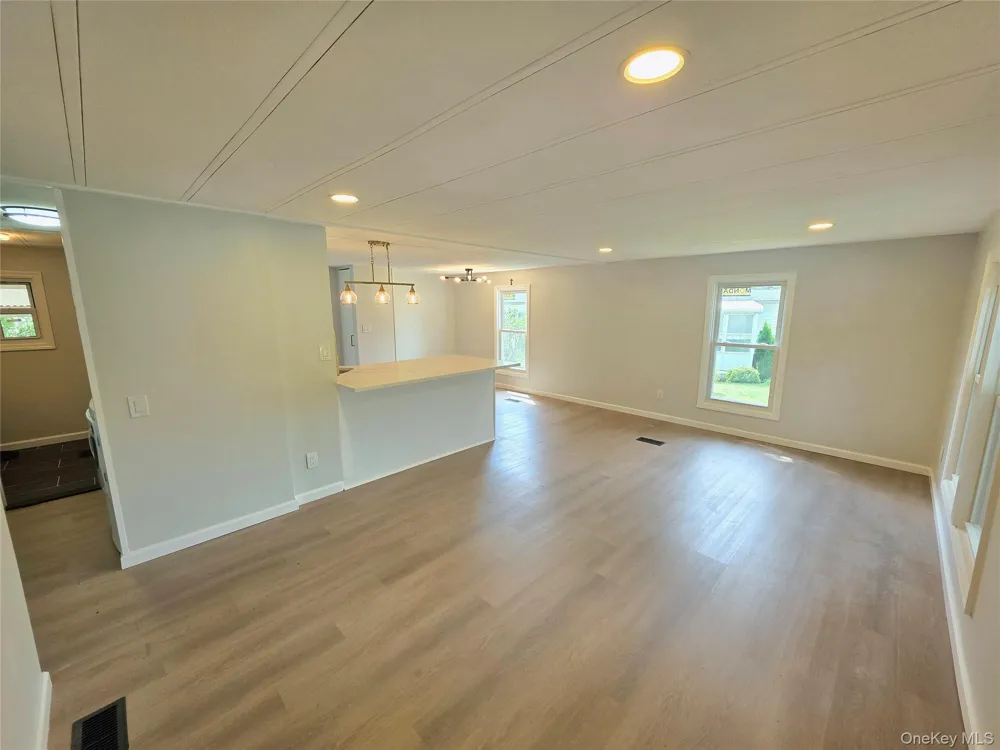525 Riverleigh Avenue #221 Riverhead, NY 11901