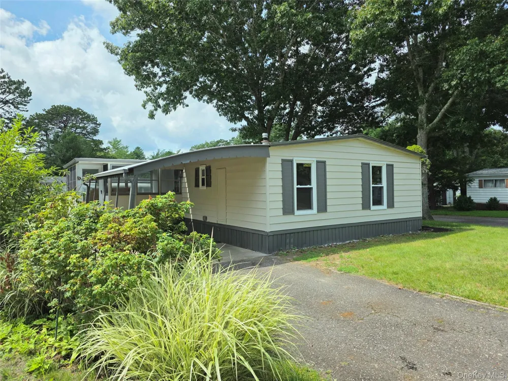 525 Riverleigh Avenue #221 Riverhead, NY 11901