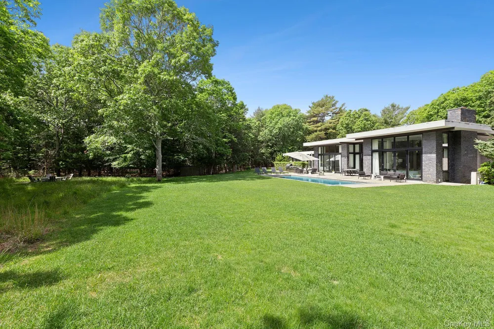 32 Neck Path East Hampton, NY 11937