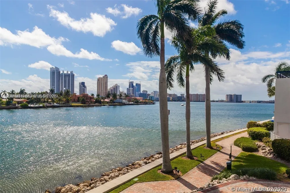 19195 NE 36th Ct #904 Aventura, FL 33180
